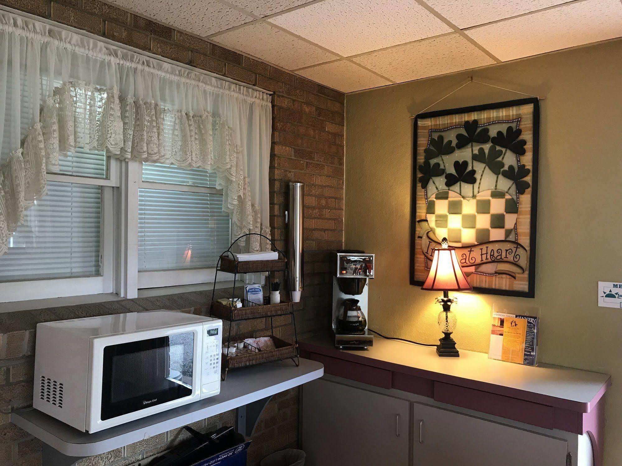 Mcgovern'S Motel And Suites Sun Prairie Exteriör bild